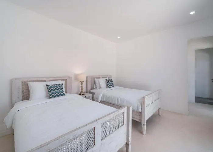 Villa Beachside Mediterranean Luxury: 3br In Canggu