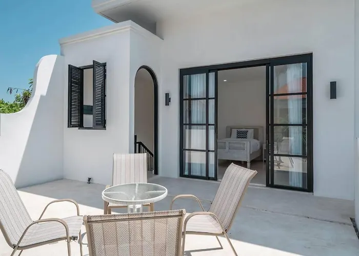 Beachside Mediterranean Luxury: 3br In